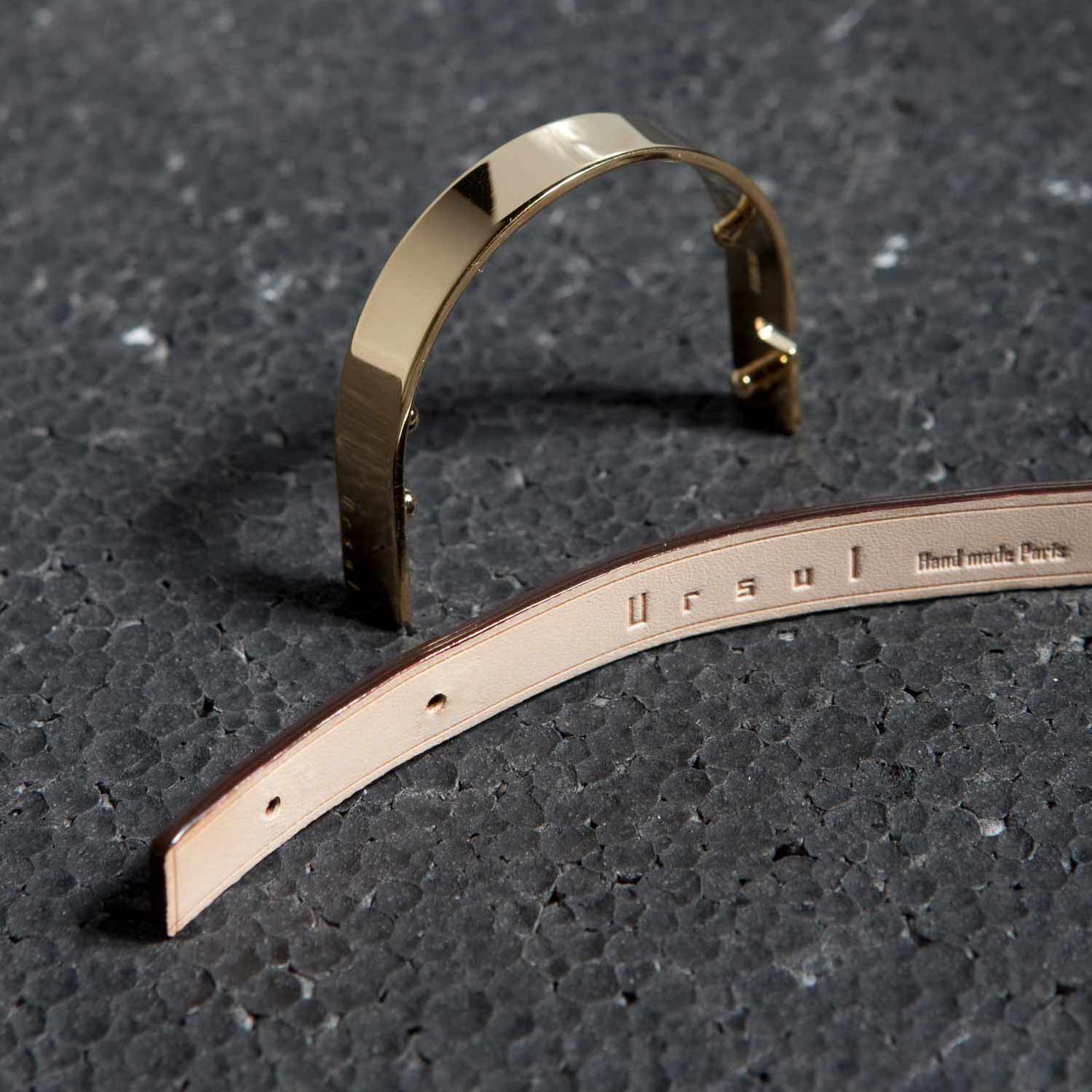 bijoux homme personnalisable en cuir et en métal: Choix d'un ou plusieurs cuir interchangeables, fermoir demi-jonc argent or ou noir mat ou brillant avec gravure personnalisée.