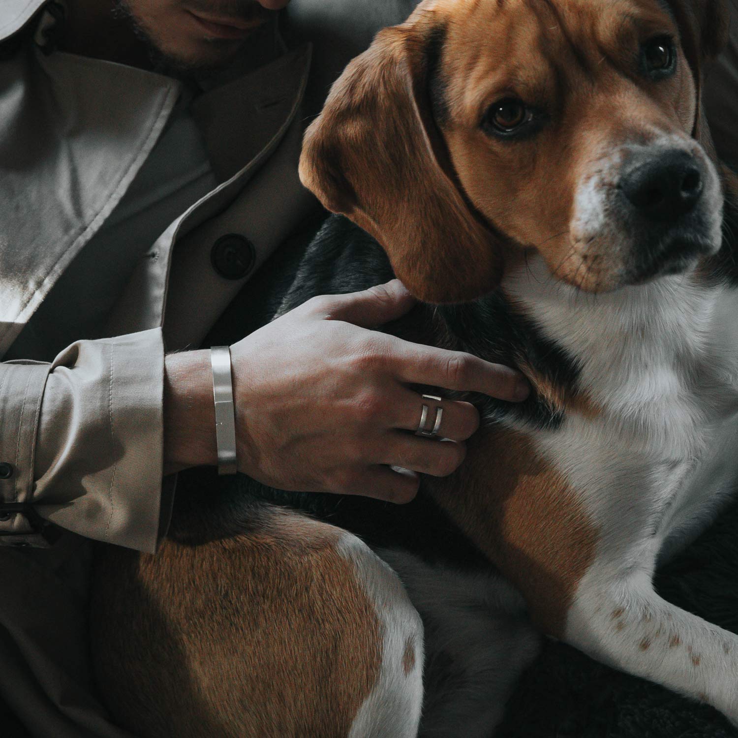 Bijoux homme Ursul photographiés à la lumière naturelle – expression d’un luxe subtil.