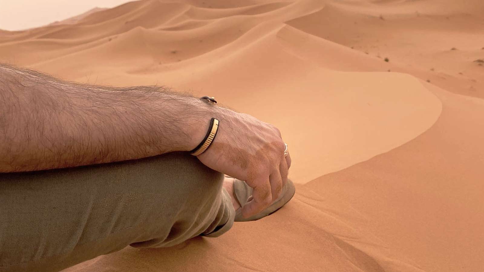 bracelet homme uraeus cuir metal porté desert