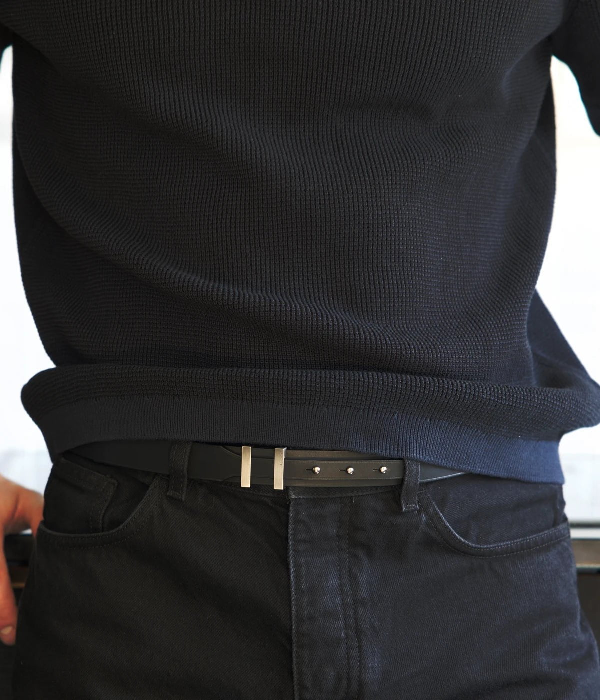 Ceinture fine noire SPARTIATE.24 portée