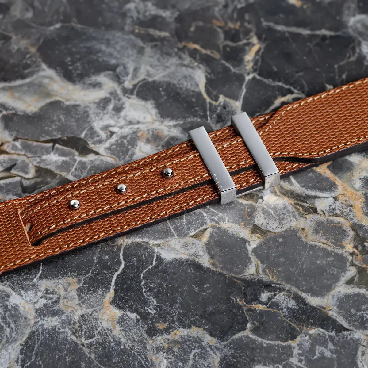 Ceinture homme en cuir fauve embossé motif diamant, travail de matière SPARTIATE.34