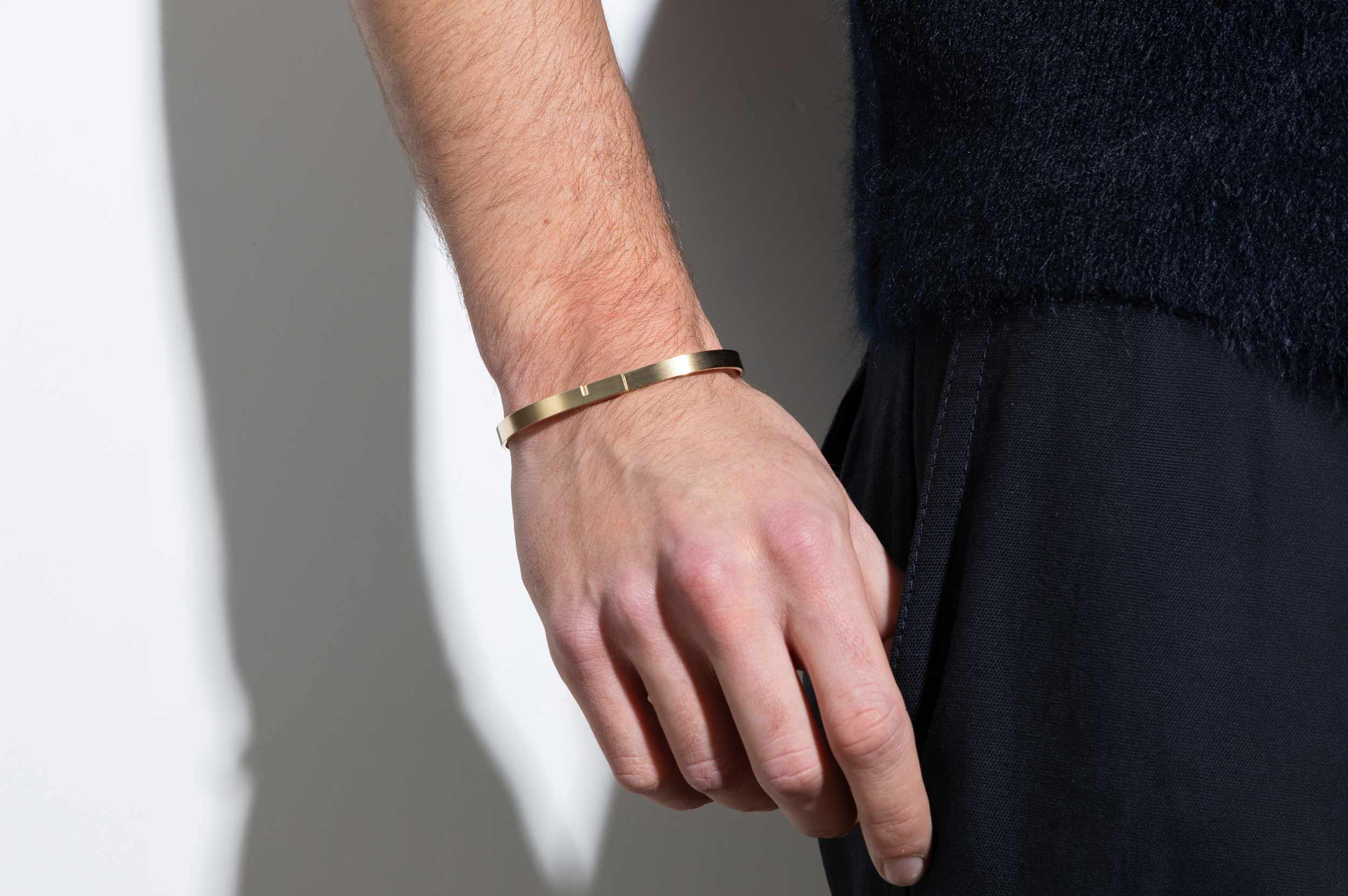 jonc homme SATURNE or 18K porté par mannequin.