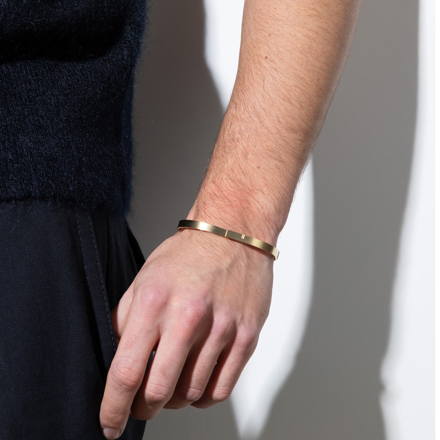 Bracelet jonc SATURNE au poignet – design mixte, minimal et contemporain, Ursul Paris
