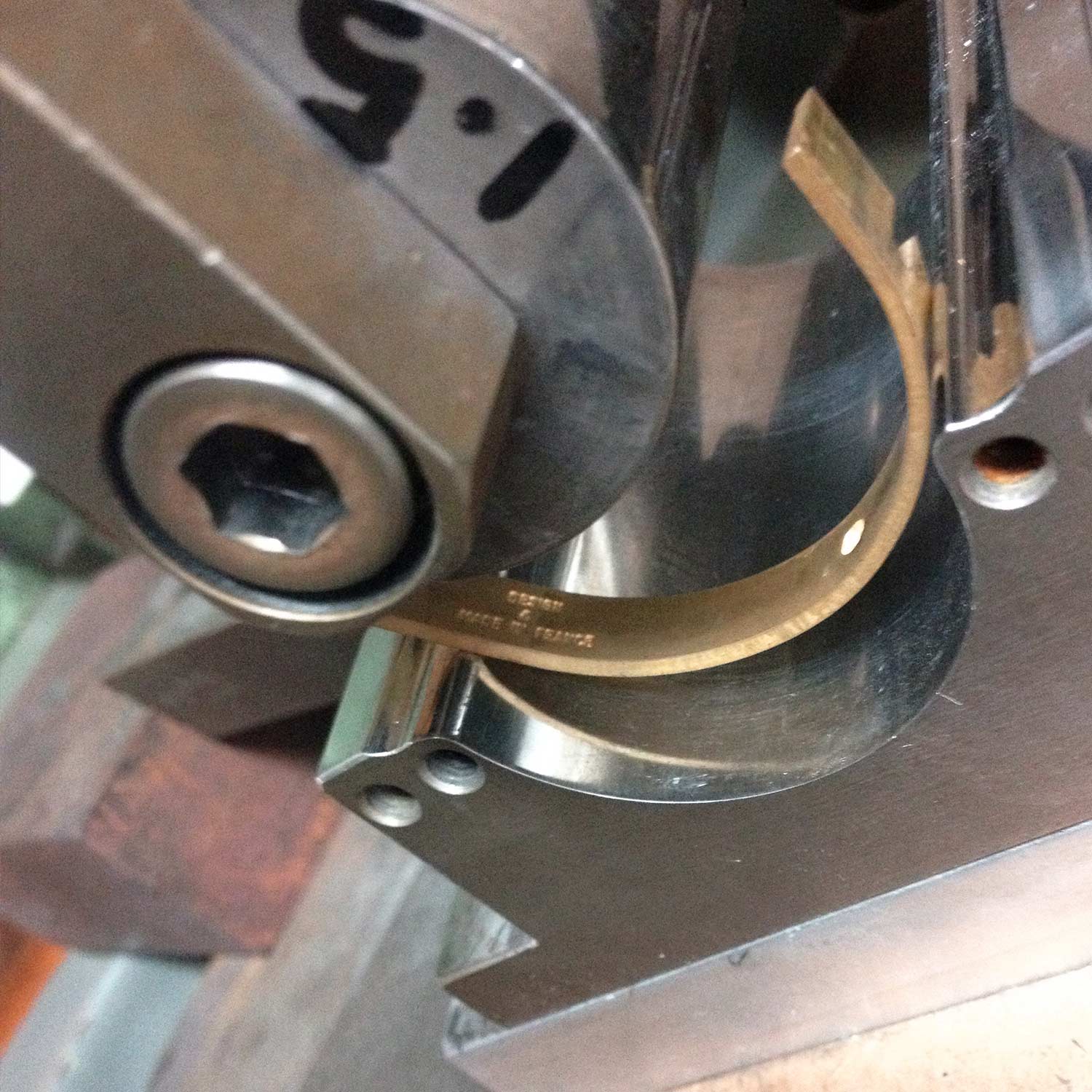 Cintrage d'un bijou en metal ursul