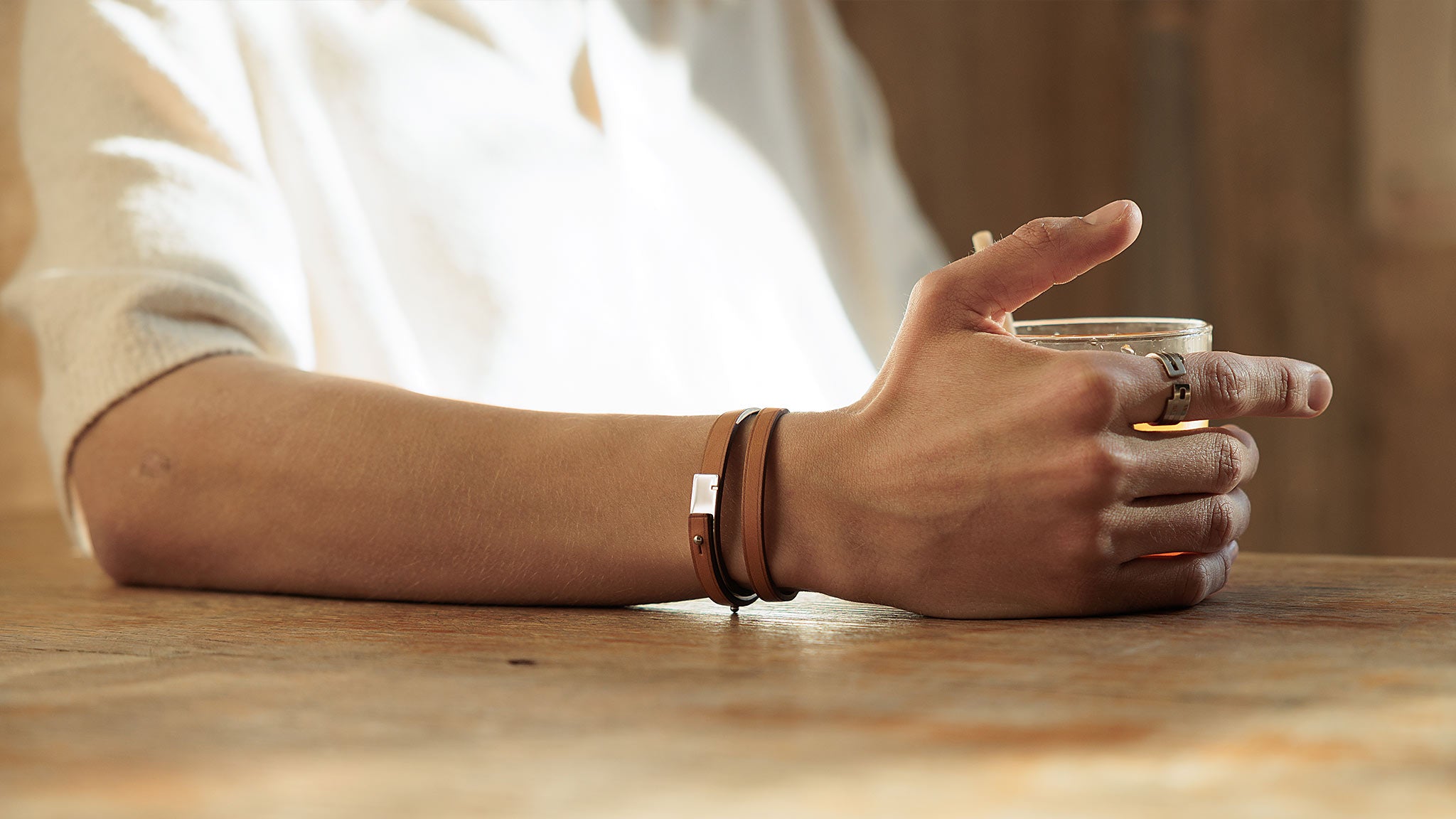 photo lifestyle d'un bijoux homme en cuir ursul paris 