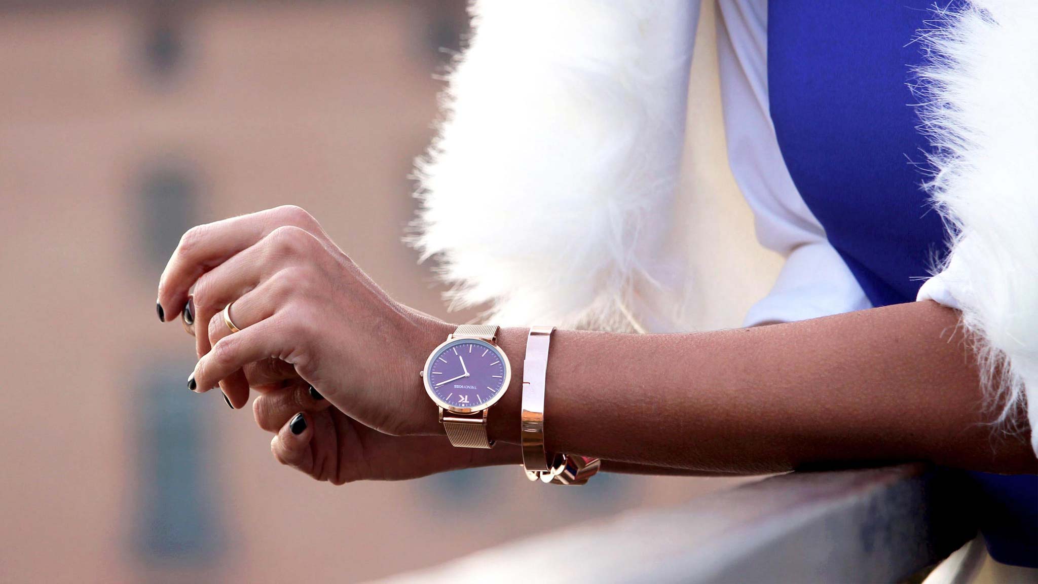 Femme portant le jonc SATURNE.9 en vermeil rose — bijou Ursul Paris