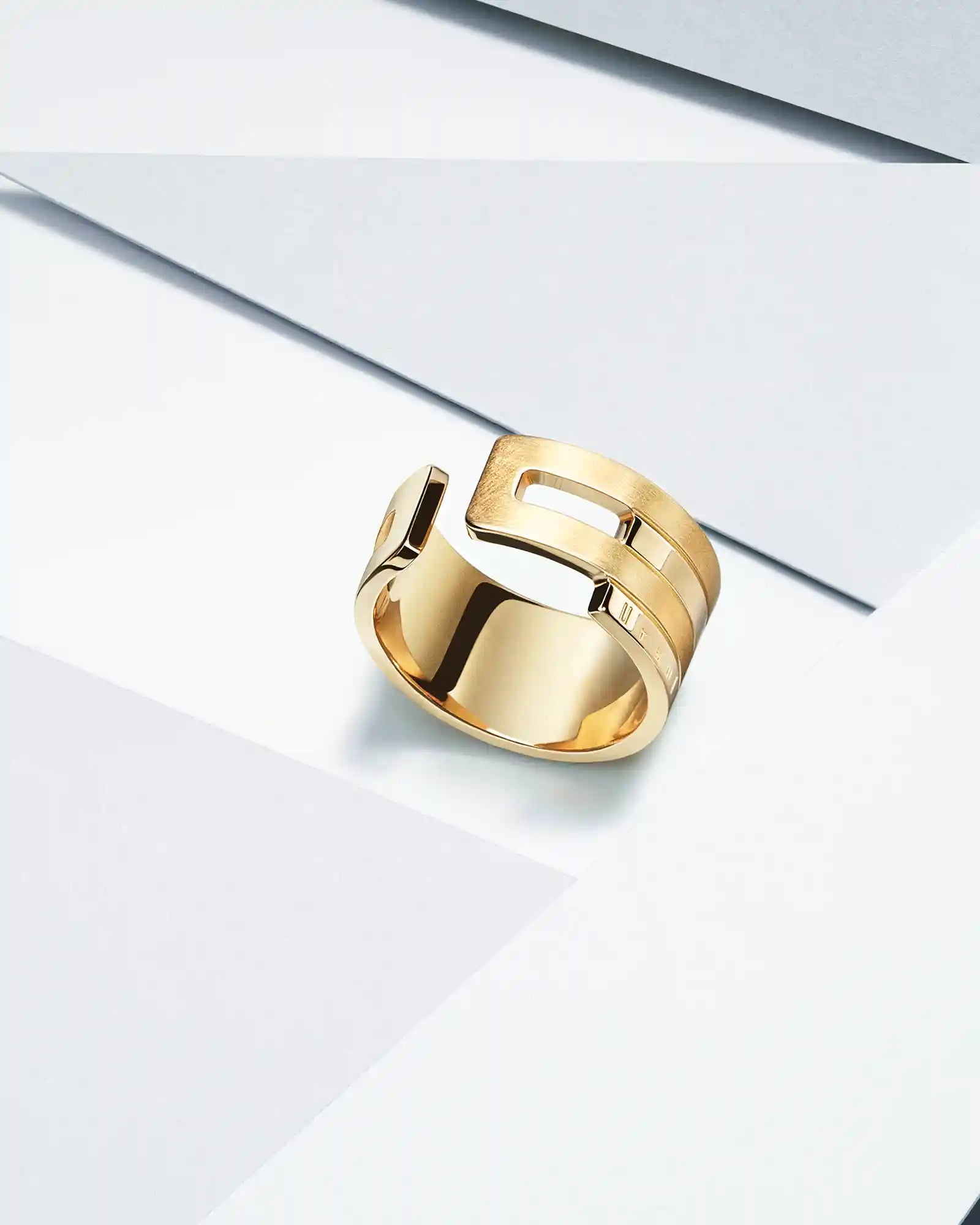 Bague en or Ursul — design épuré et esprit joaillerie contemporaine.