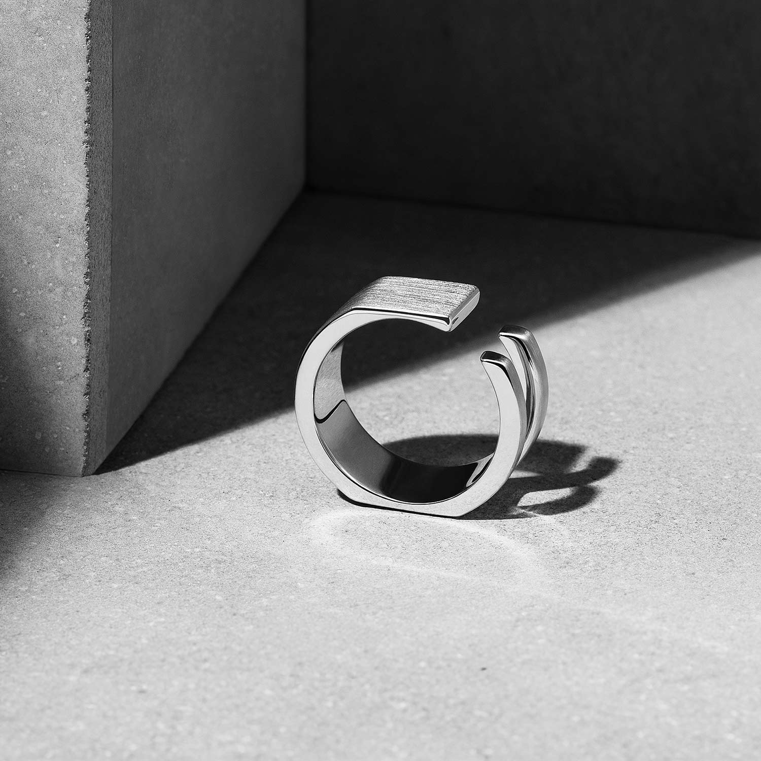 nature morte d'un bijou homme type bague de la marque Ursul PARIS