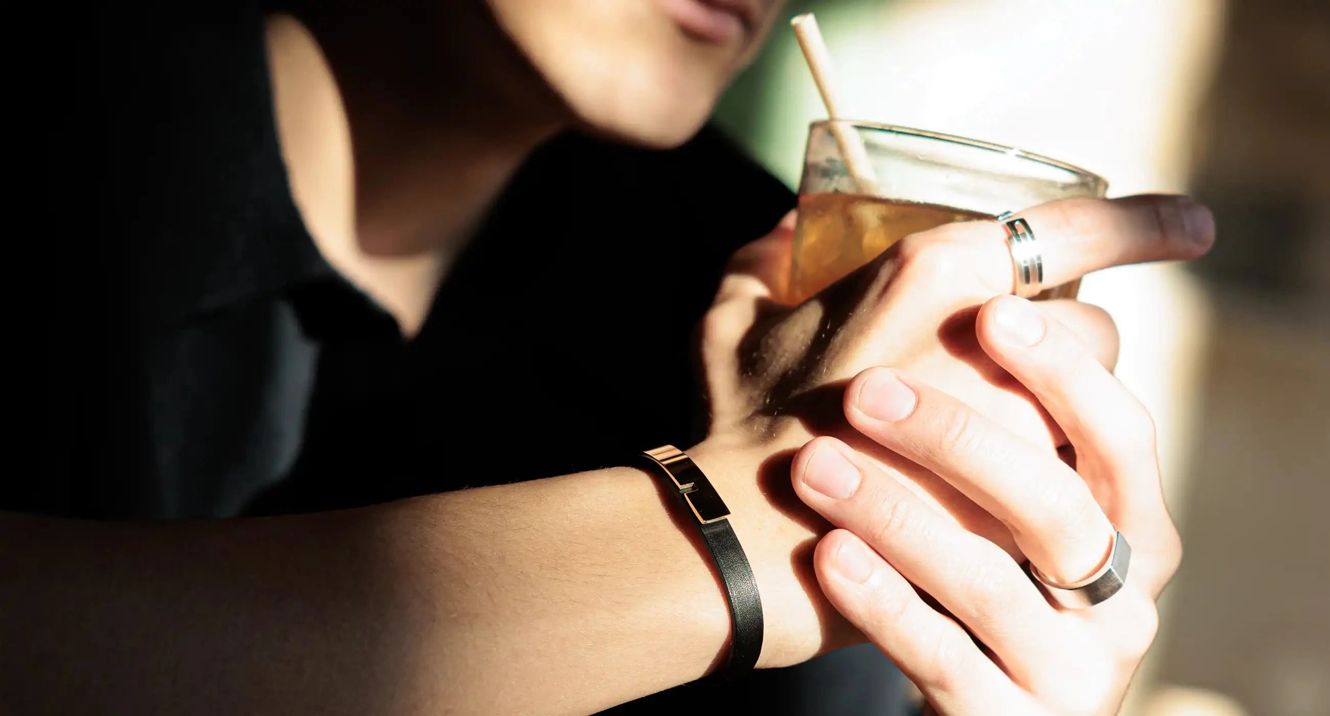 Bracelet en cuir et métal porté au poignet, bijou homme Ursul au style minimaliste