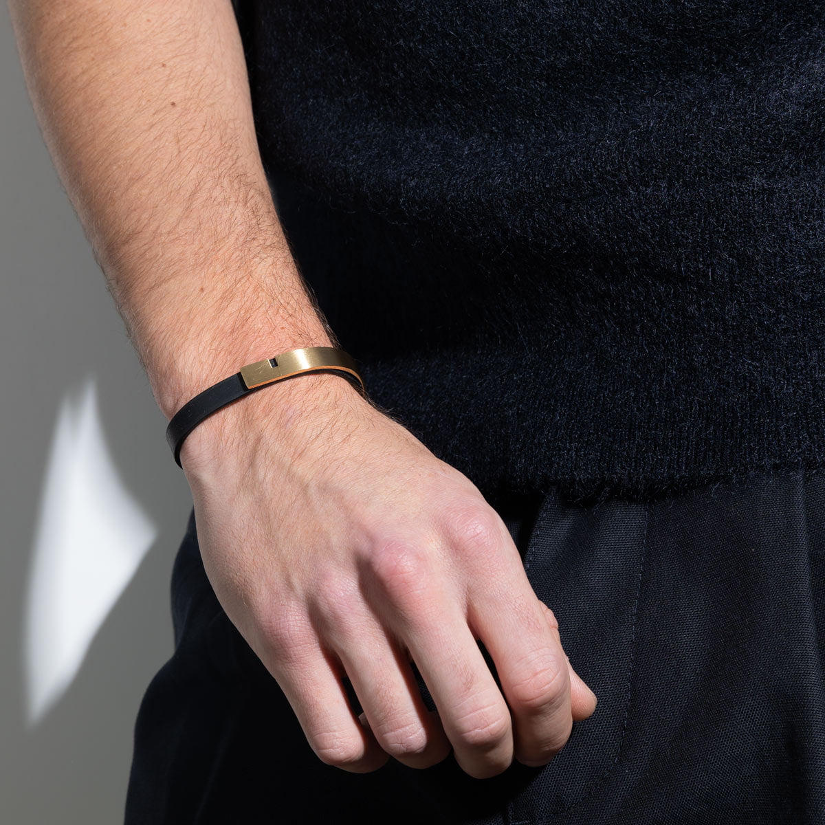 photo d'un bracelet couple en cuir porté par un homme