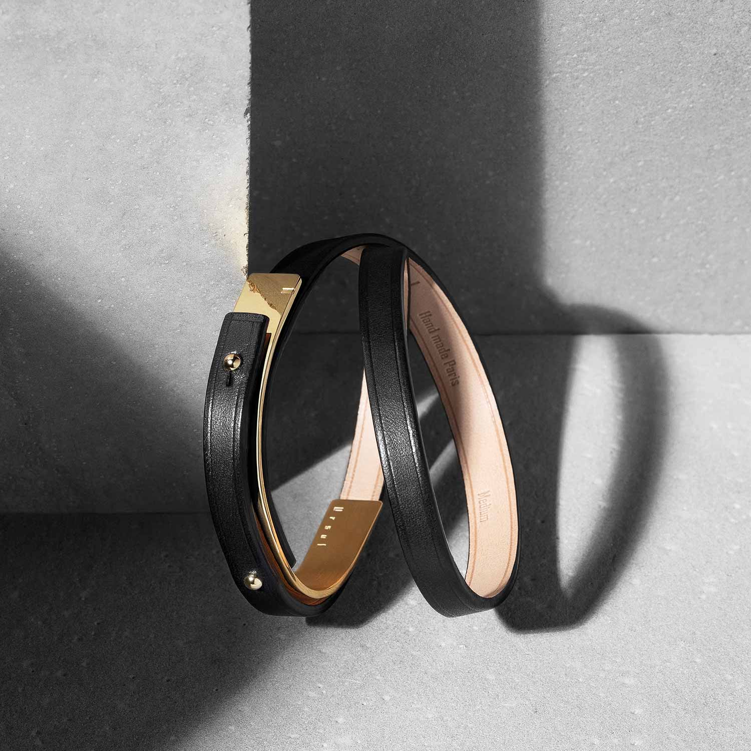 Nature morte d'un bracelet homme en cuir et fermoir Or style rock chic Ursul Paris