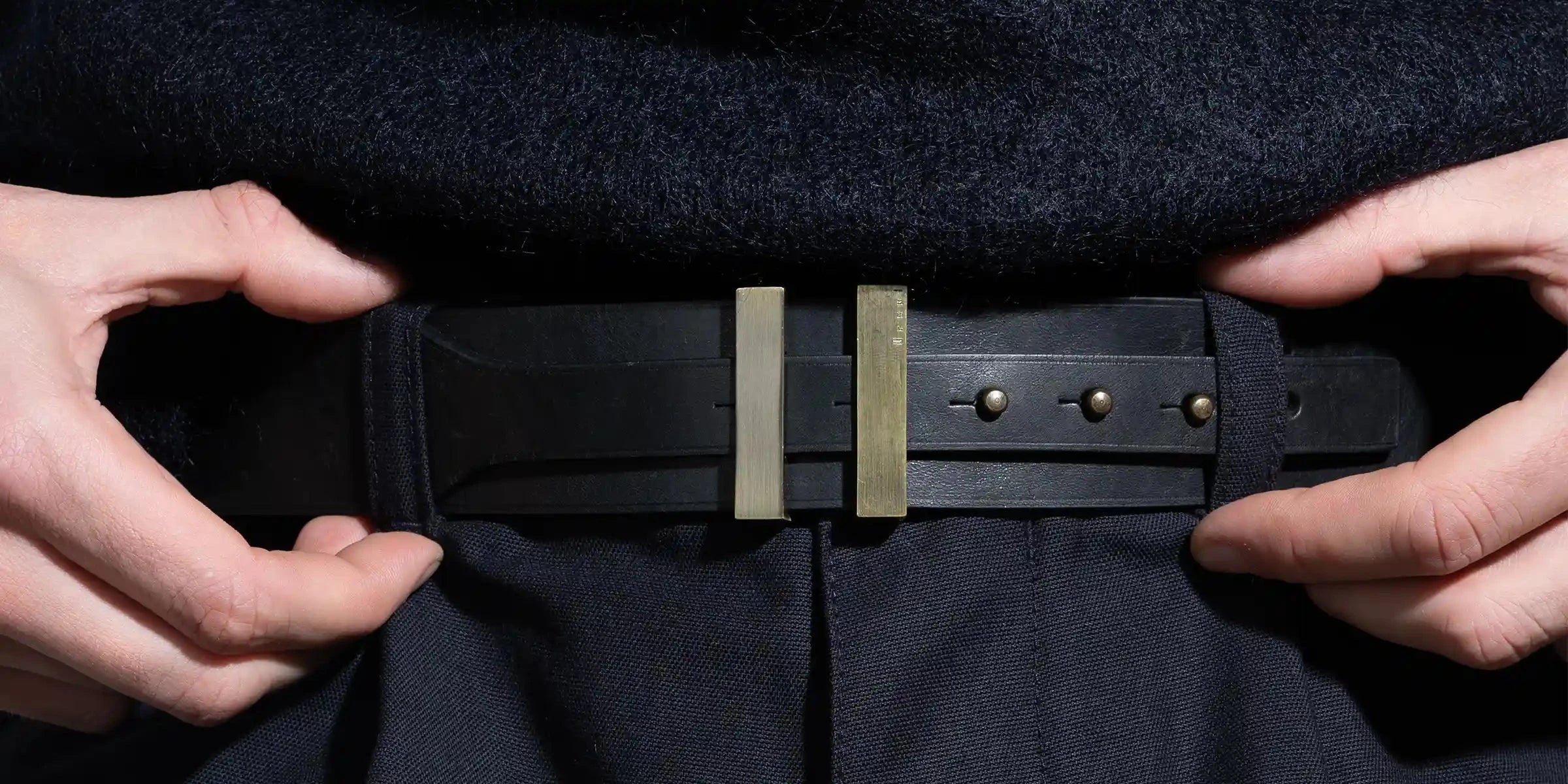 Ceinture Spartiate pour homme — cuir et métal, design architectural.