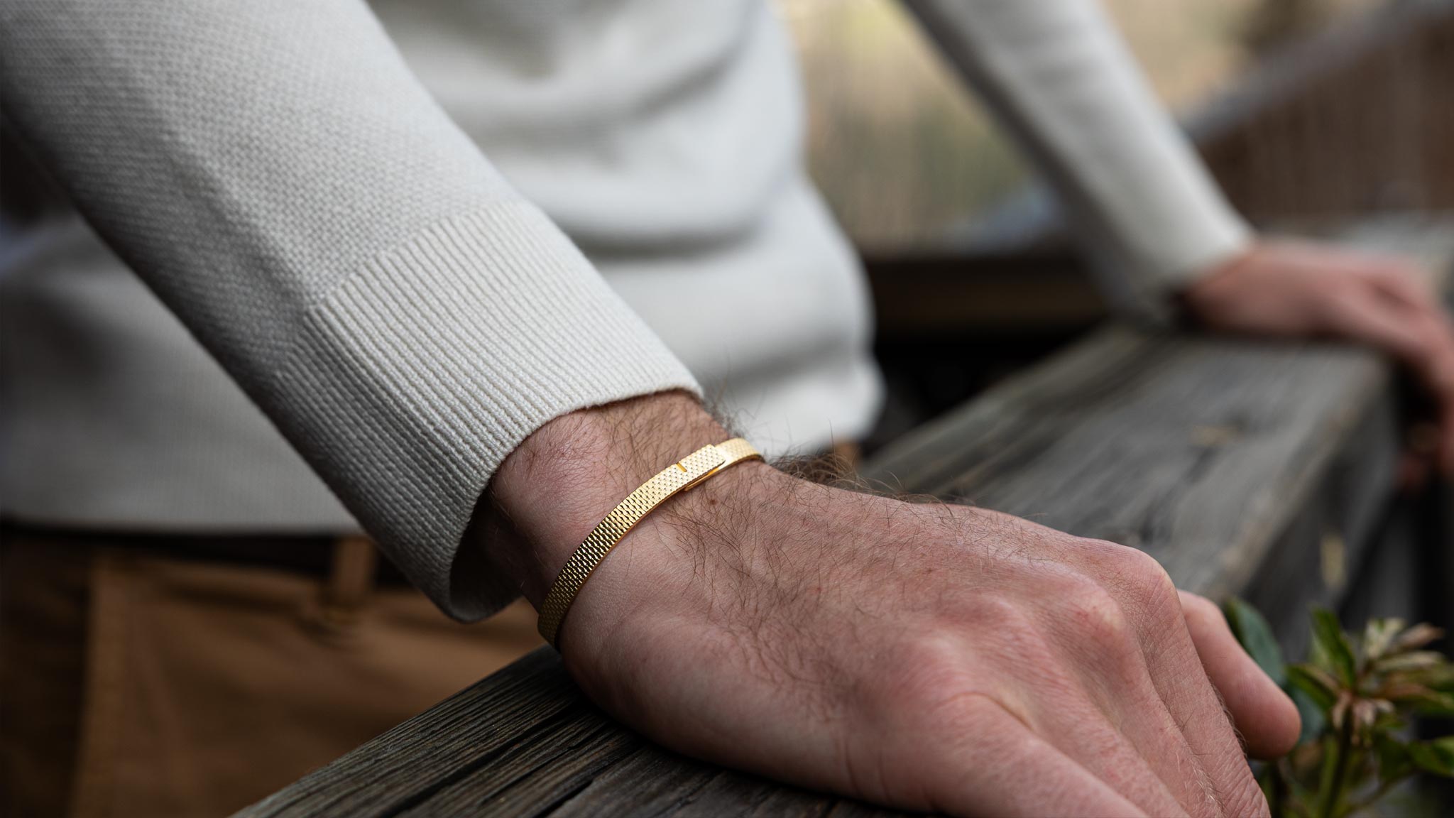 Jonc homme guilloché SATURNE.X  porté au poignet – Ursul