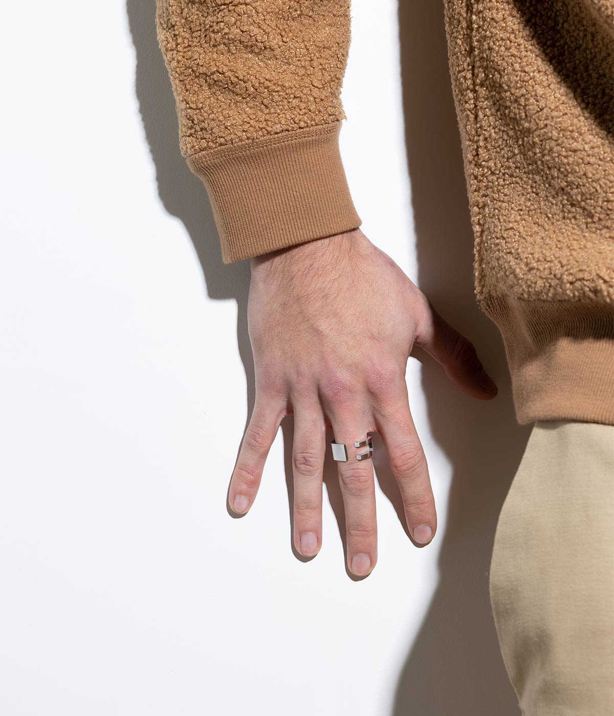 Bague chevalière contemporaine homme U’MUST portée sur l'index